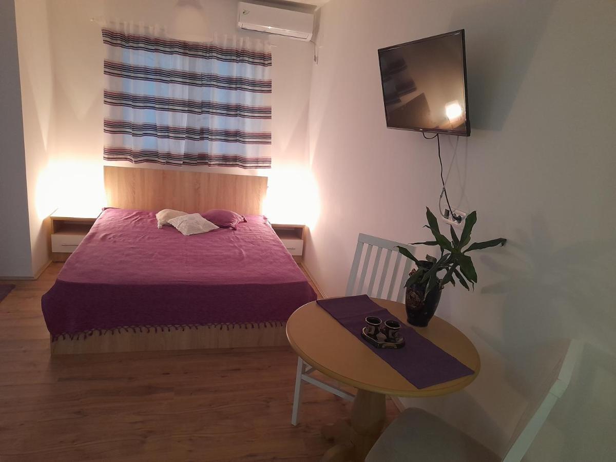 V & V Studio Apartments Ni エクステリア 写真