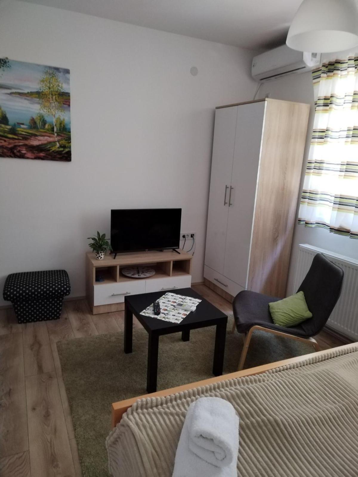 V & V Studio Apartments Ni エクステリア 写真